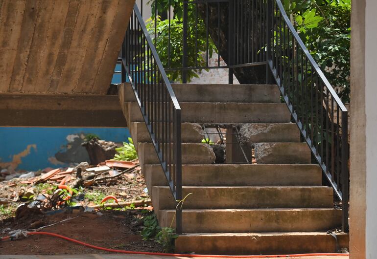 Enorme hueco en la escalera que sube a las aulas en planta alta, en el área del colegio. 
