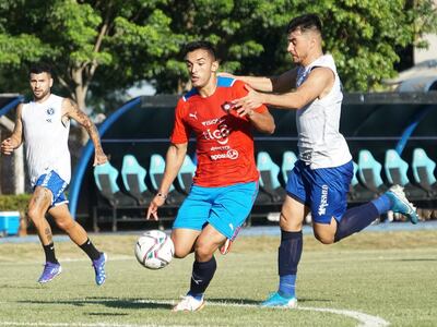 Alfio Oviedo supera a Gustavo Mencia (d) en el amistoso de Cerro Porteño contra Sol de América en el Luis Alfonso Giagni de Villa Elisa.