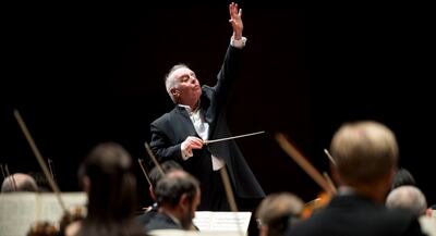 Daniel Barenboim dirigiendo la orquesta de la Ópera Estatal de Berlín.