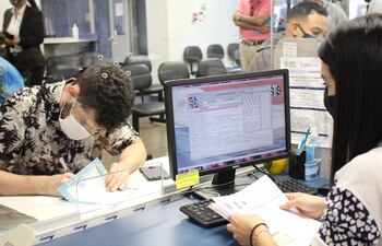 Imagen de referencia. Migraciones advierte a la comunidad extranjera en Paraguay sobre presunta red de falsificación de documentos migratorios.