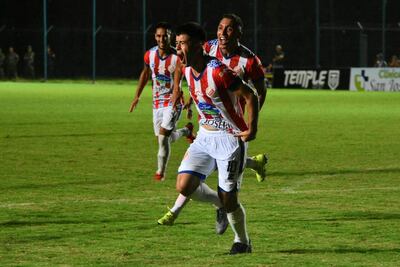 Denis Fabián Peralta festeja el tanto que abrió el triunfo a Pastoreo, William Garcete y Richar Candia acompañan la celebración. (Foto: APF)