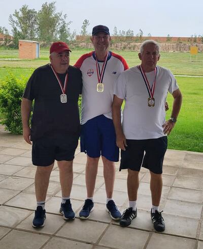 Posan con sus medallas de la segunda fecha los tiradores Farres, Reichardt, y Gómez.