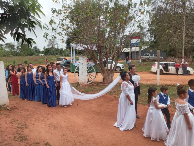 Nicasia Ortellado llegando a la celebración religiosa de su casamiento con Leoncio Villalba.