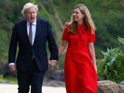 El Primer Ministro británico Boris Johnson y la mujer del mandatario británico, Carrie Johnson en Carbis Bay, Reino Unido.