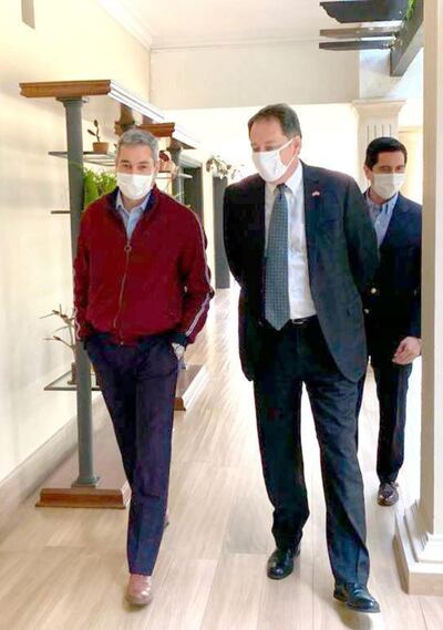 Mario Abdo Benítez (izq.) conversa con el saliente embajador de EE.UU. Lee McClenny (c). Fue ayer en Mburuvuicha Róga.