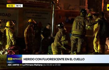 Herido en el cuello con fruorescente