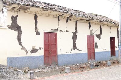 otografía de una vivienda afectada por el sismo que se presentó este lunes de magnitud 5,2 en la escala de Richter, hoy, en Montúfar, provincia de Carchi (Ecuador).