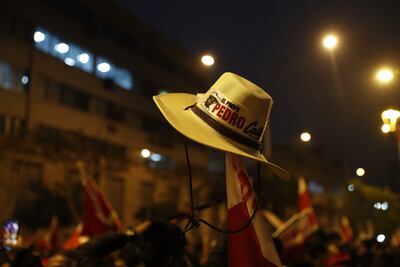 Seguidores del candidato presidencial Pedro Castillo protestan el viernes 11 de junio, frente al Jurado Nacional de Elecciones (JNE), en Lima (Perú).