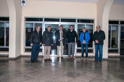 Alfredo Halley, con la copa en el “Independencia del Uruguay”.