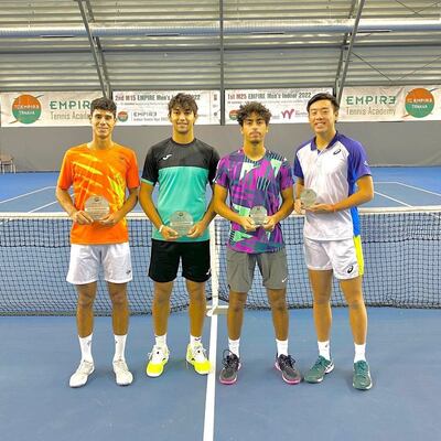 Daniel Vallejo, primero de la izquierda, posa con su trofeo de campeón en dobles en Trnava.