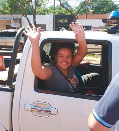La enfermera Gabriela Soledad Yaffar Coronel al momento de abandonar el Palacio de Justicia de San Lorenzo, donde prestó declaración y fue beneficiada con libertad ambulatoria.