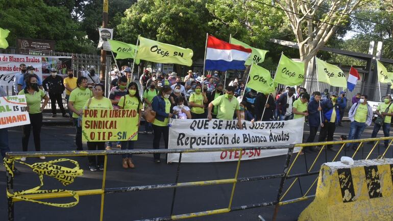 Docentes piden "presupuesto especial"