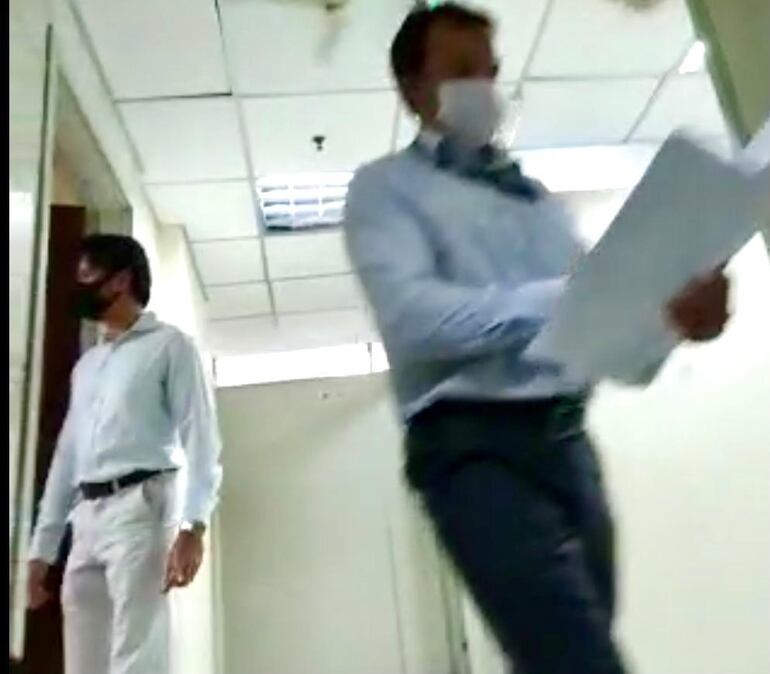 El exfiscal Cristian Garelik Um, procesado por coima, ingresando a la oficina del magistrado Alejandrino Cuevas.