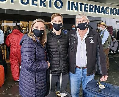 Joshua junto a sus padres en el Aeropuerto Internacional Silvio Pettirossi. Foto: Team Joshua Duerksen