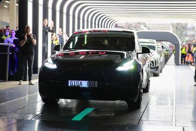 Con esta planta, situada en Gruenheide, en la región de Brandeburgo (este), Tesla espera dar trabajo a unos 12.000 empleados y tener una capacidad de producción de 500.000 vehículos eléctricos anuales.