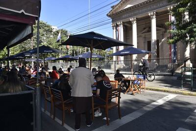 Personas disfrutan sobre la calle Palma y Chile el sábado. El horario de apertura de los locales es de 10:00 a 20:00.