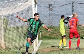 Festejo de Elías González, autor del segundo tanto del Deportivo Pinozá. (Foto: APF)