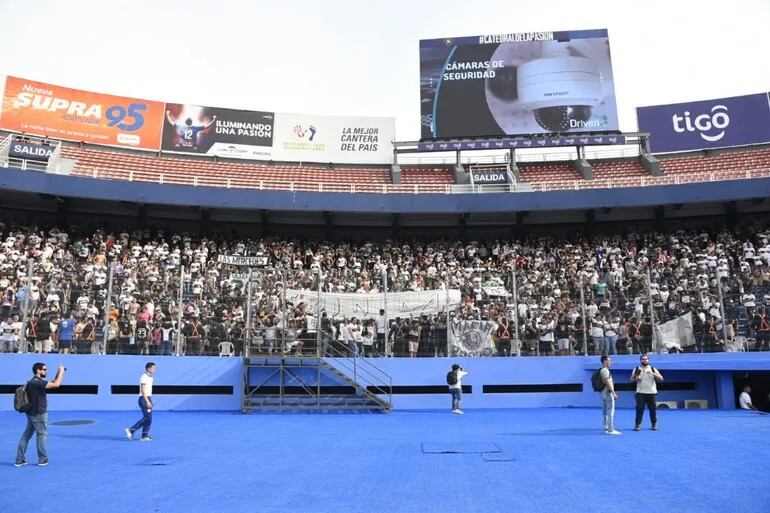 Los hinchas de Olimpia en la Gradería Novena Baja de La Nueva Olla.