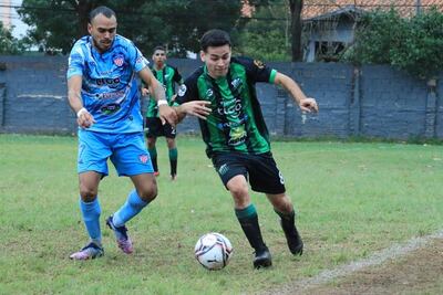 Richard Escobar de Pinozá, intenta avanzar ante la marca de Kevin Quiñónez (Foto: APF)