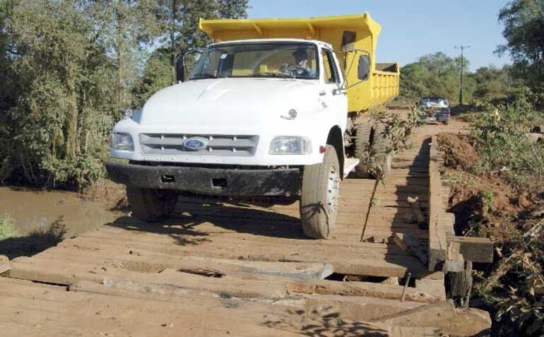 Este es otro camión tumba de la Municipalidad de San Juan Nepomuceno que esta inoperativo por falta de reparo