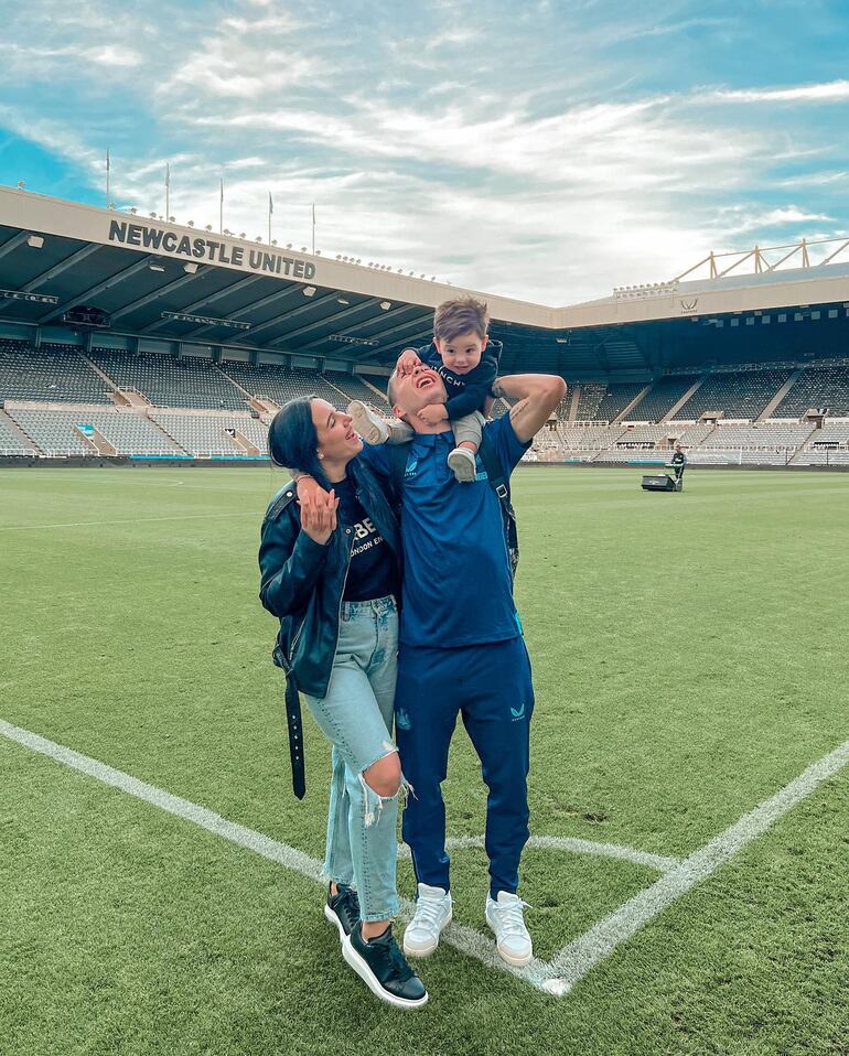 Miguel Almirón recibiendo los mimos de Francesco, ante la dulce mirada de su esposa Alexia Notto. (Instagram/Alexia Notto)