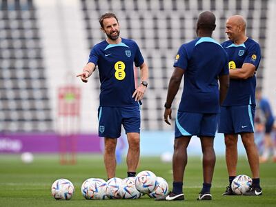Gareth Southgate (i), entrenador de la selección de Inglaterra, única selección que hasta el momento no ha recibido amonestación en el Mundial de Qatar.
