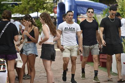 Los jóvenes aprovechan el fin de semana para encontrarse y divertirse, en la villa veraniega.