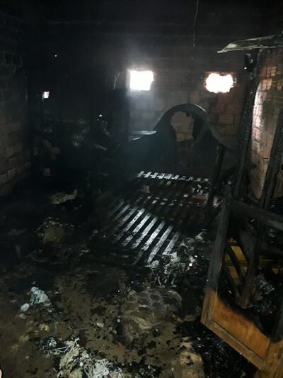 El siniestro que habría sido provocado por un cortocircuito dejó varios daños materiales.