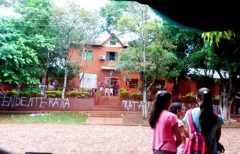 Una vista del exterior del edificio de la Municipalidad de Mayor Otaño y los jóvenes instalados dentro de un sector en el local.