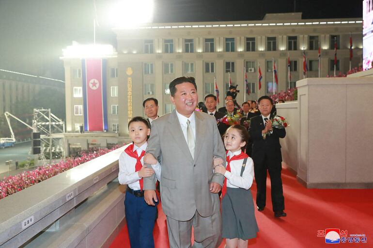 En esta foto de setiembre se ve al líder norcoreano Kim Jong Un en un desfile militar.