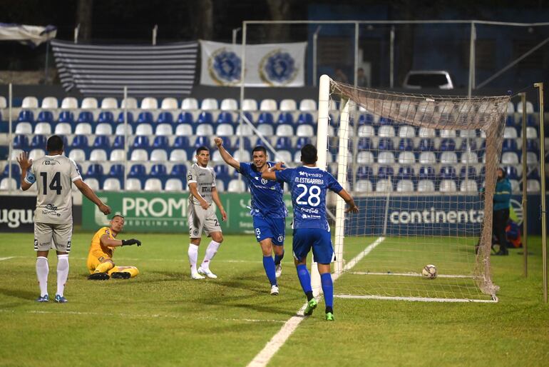 Rodrigo Rojas celebra tras anotar el segundo gol de la victoria de Sol de América sobre el 12 de Octubre.