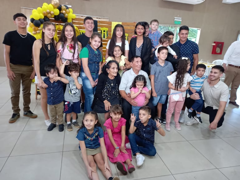 También acompañaron a Don Ezequiel Céspedes Alfonzo sus bisnietos, que llegaron de varias parte del Mercosur.