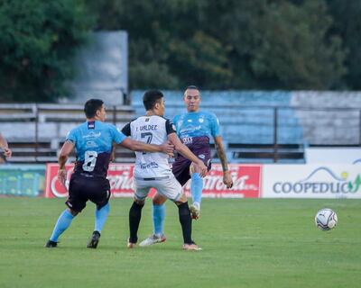 Iván Valdez trata de escapar de la marca de Otazú y Paniagua