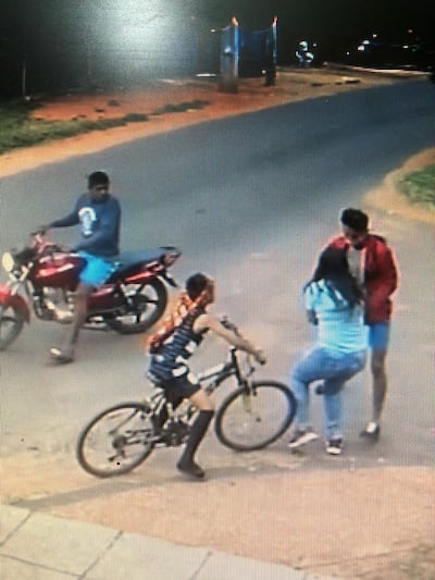 Instante en que los motochorros asaltan a la mujer y a su hijo que la acompañaba.