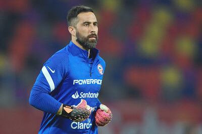 Claudio Andrés Bravo Muñoz, 38 años, arquero y capitán de la selección chilena.
