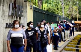 El 11 de mayo, en plena fase 1 de la pandemia por covid-19, la ANDE reabrió sus puertas y exigió pagos de boletas sobrefacturadas a la gente. La ciudadanía padeció largas filas bajo lluvia y frío.