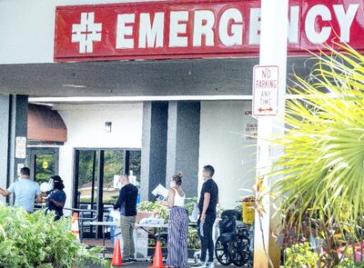 Pobladores de Hialeah, en el estado de Florida, aguardan turno para hacerse el test de coronavirus.