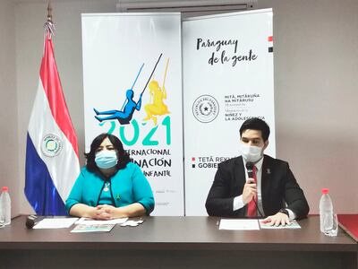 La ministra de la Niñez y Adolescencia Teresa Martínez junto al viceministro de planificación Walter Gutiérrez.