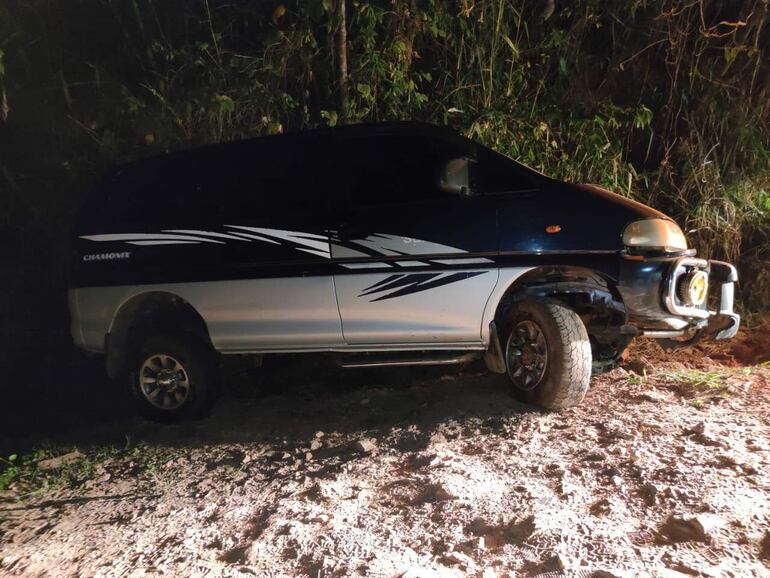El vehículo del sospechoso quedó abandonado sobre un camino vecinal en la zona de Carayaó.