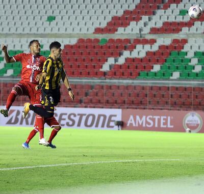 El salto y cabezazo de Antonio Marín  que terminará en su primer gol de los dos que marcó anoche en la  goleada de Guaraní en Santa Cruz.