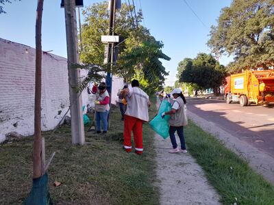 Funcionarios de Aseo Urbano realizaron este jueves una minga ambiental en Barrio Obrero, considerado zona roja por contagio de chikunguña.