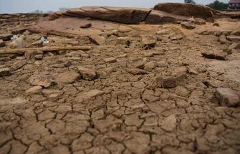 View of Rocks usually covered by the Paraguay River waters that arose due to the low tide of the river in Villeta, 35 Km south of Asuncion, on August 23, 2021. (Photo by NORBERTO DUARTE / AFP)