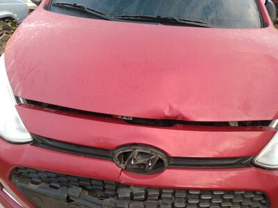 Con severos daños quedó el Hyundai de la pareja.