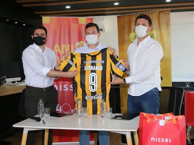Fernando Fernández (m) en la presentación del nuevo sponsor de Guaraní.