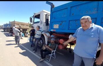 Choferes de camiones volquetes realizan un paro en sus actividades para reclamar tres meses de haberes atrasados al Consorcio CTC.