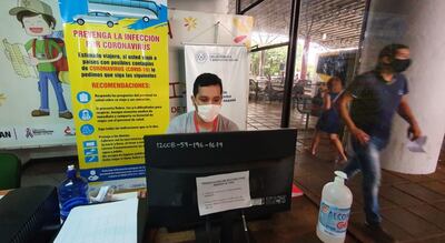 Toda persona que arriba al país debe pasar por los puestos de control de Salud y completar la ficha de declaración del viajero.