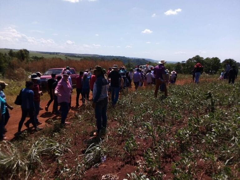 Los pobladores quienes impidieron la instalación de un alambrado en una parcela de tierra del Asentamiento Maria La Esperanza