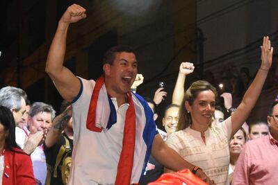 El presidente electo Santiago Peña y su esposa Leticia Ocampos festejan el resultado de las elecciones generales, el domingo en Asunción.
