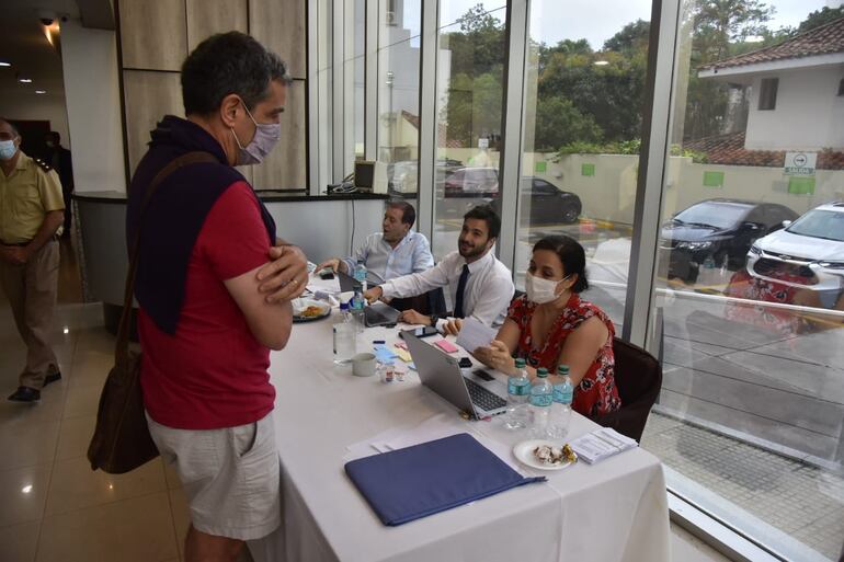 Argentinos residentes en Paraguay se acercan para votar en el Consulado General de Asunción.
