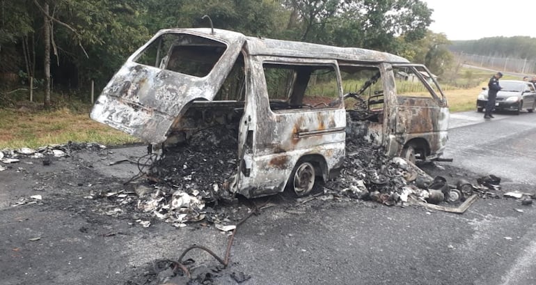 La furgoneta se incendió completamente luego del accidente.